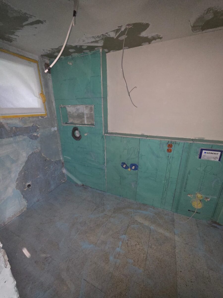 Neue Elektroleitungen und frischer Innenputz im Badezimmer
