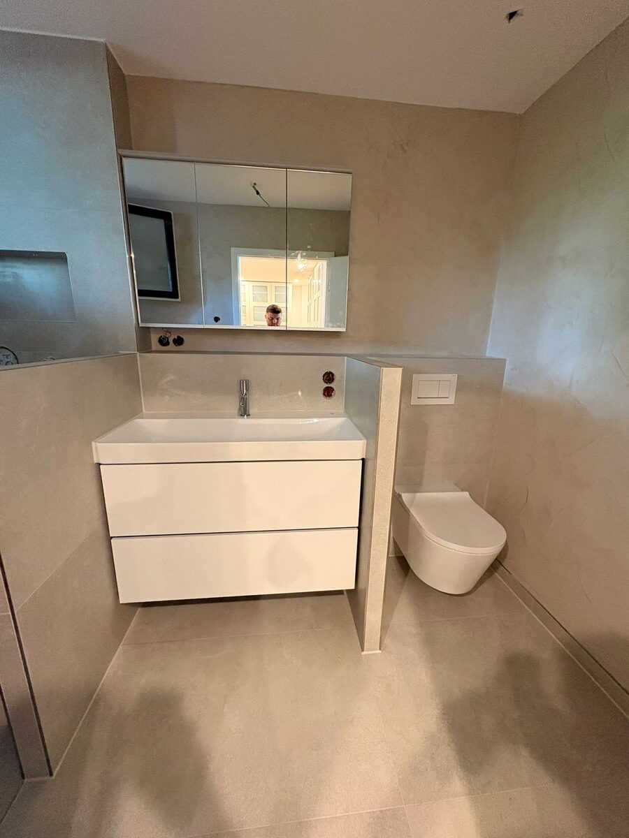 Endmontage von Waschtisch, Spiegelschrank und Wand-WC
