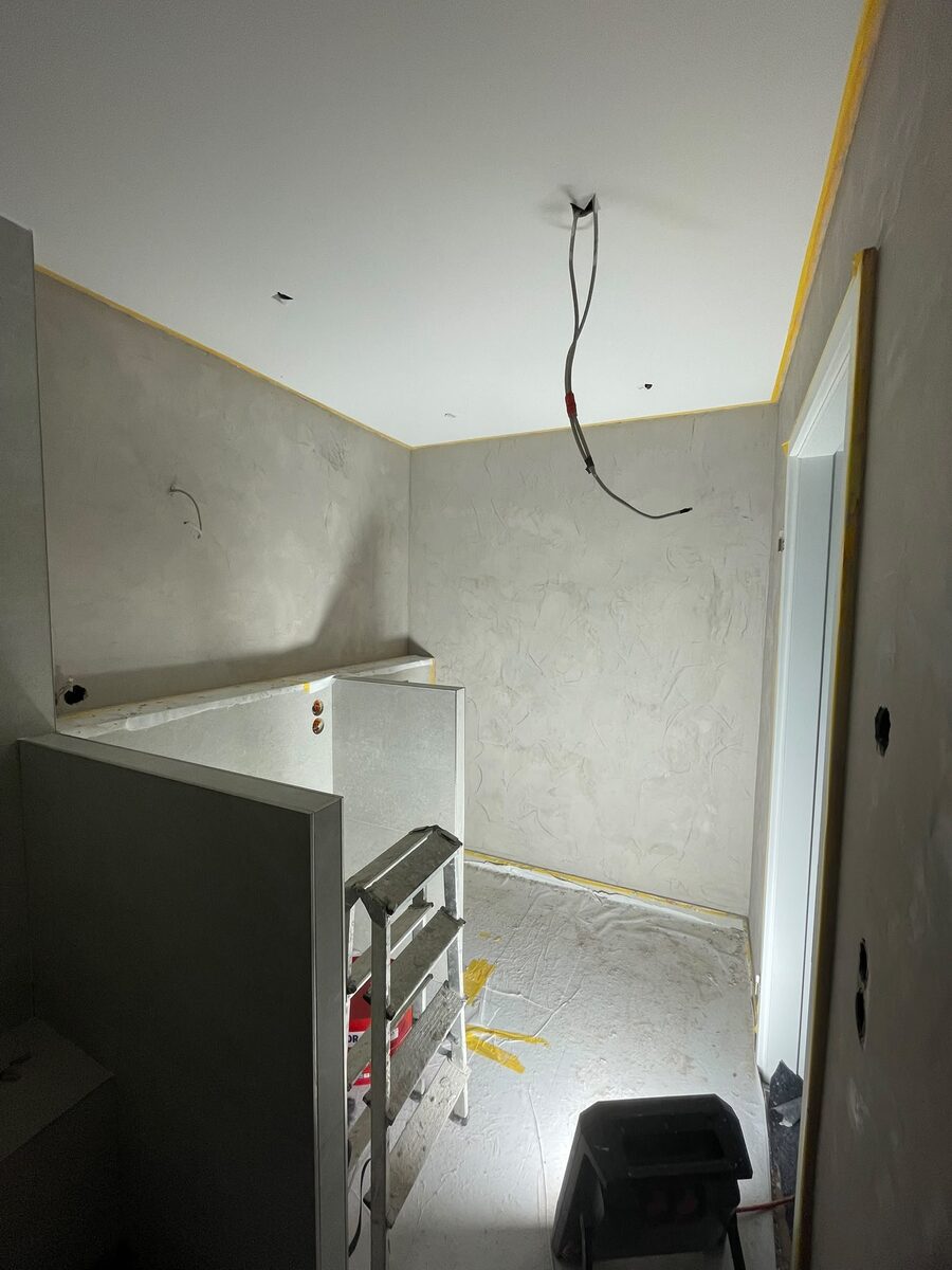 Mikrozement wird an Waenden und Decke aufgebracht