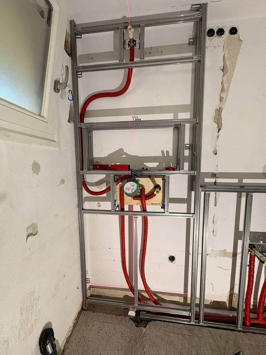 Rohinstallation mit Montageschienen und neuen Wasserleitungen