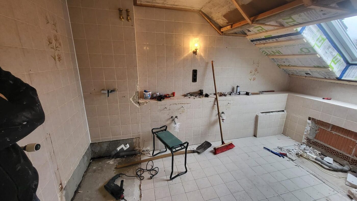 Abriss: alte Fliesen und Sanitärobjekte werden entfernt