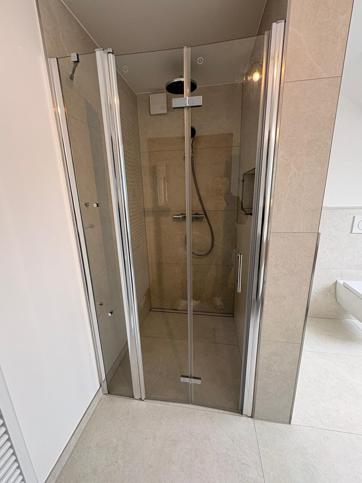 Fertige Dusche mit Falttür, Regenbrause und Duschfach