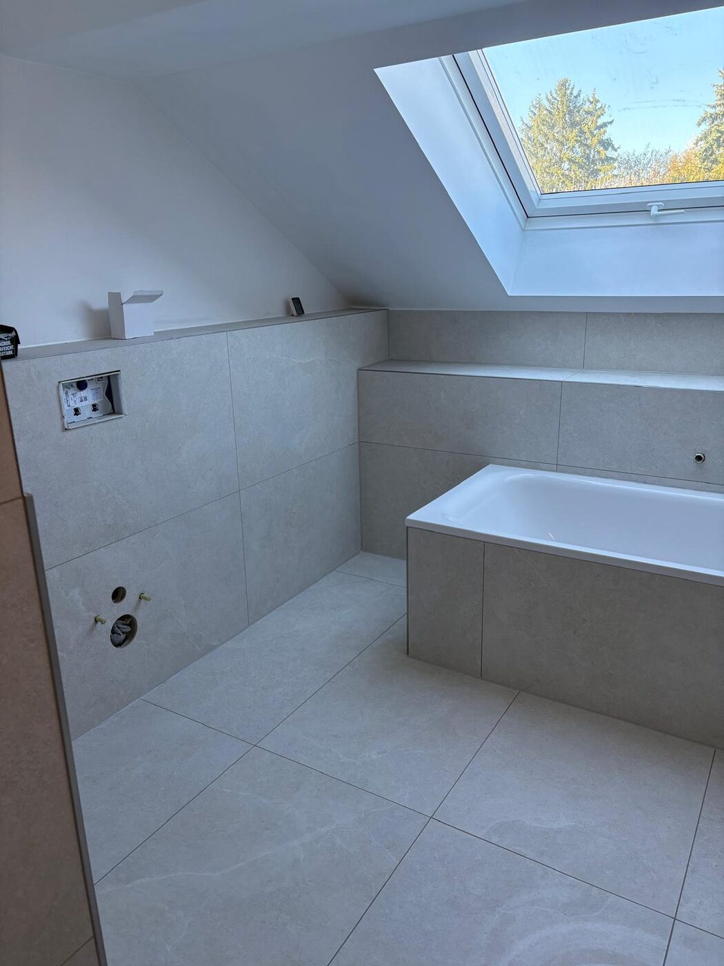 Helle Sandstone-Fliesen 60x120 auf Boden und Wänden