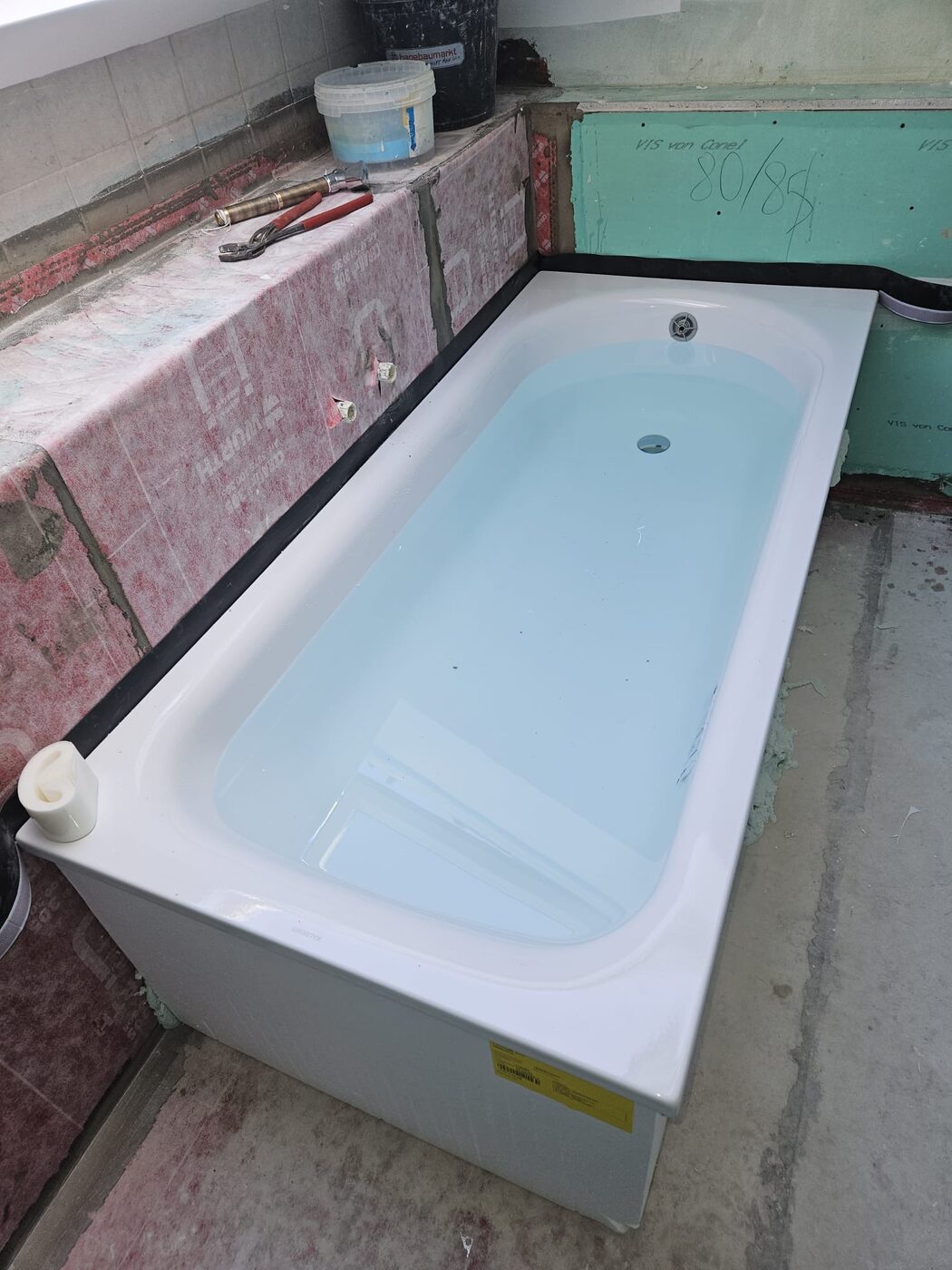 Neue Badewanne 180x80 mit Wasser zur Dichtheitsprobe