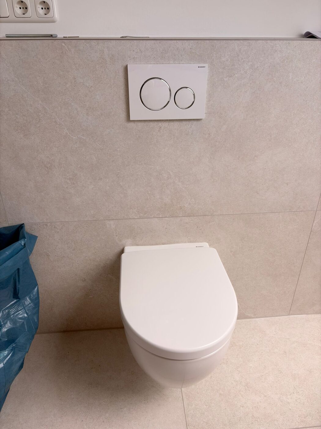 Wand-WC mit Geberit-Betätigungsplatte montiert