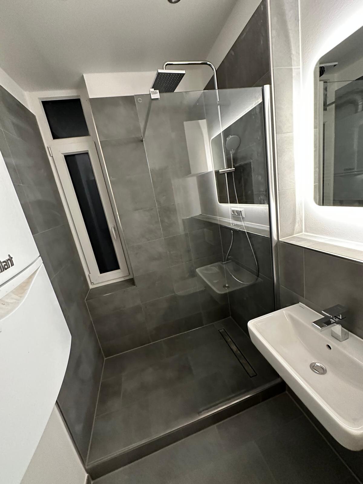 Walk-in-Dusche auf dem Podest mit Glaswand, Regenbrause und Ablagefach