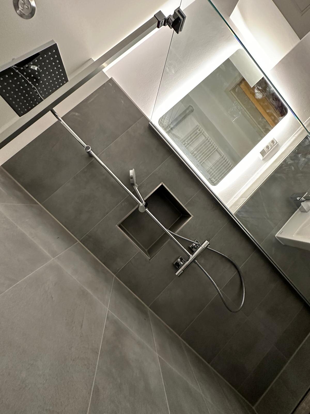 Das fertige Bad in Davenstedt mit Walk-in-Dusche auf dem Podest