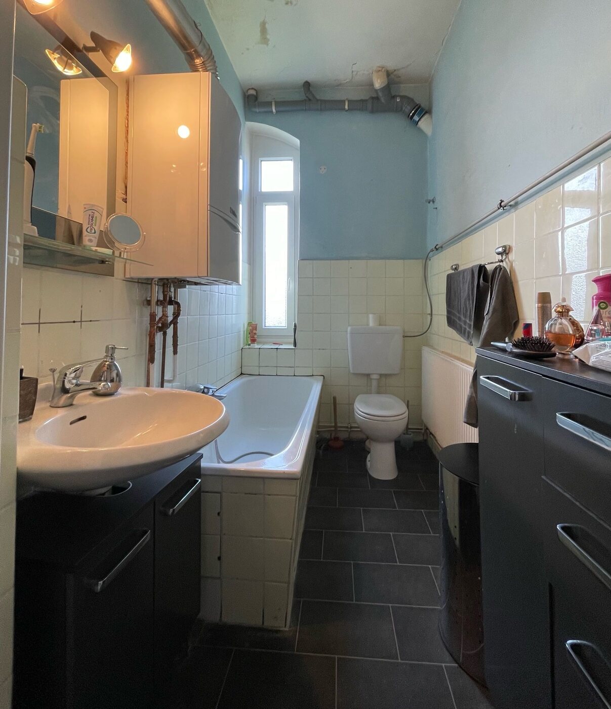 Schmales Altbau-Bad vorher mit Wanne, Spülkasten-WC und Aufputz-Leitungen