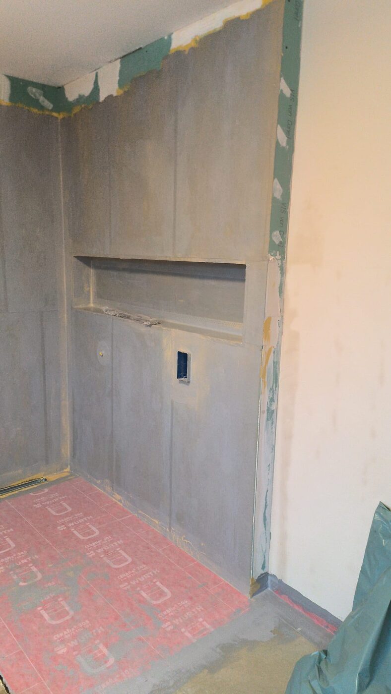 Abgedichtete Duschwand mit vorbereiteter Ablage-Nische