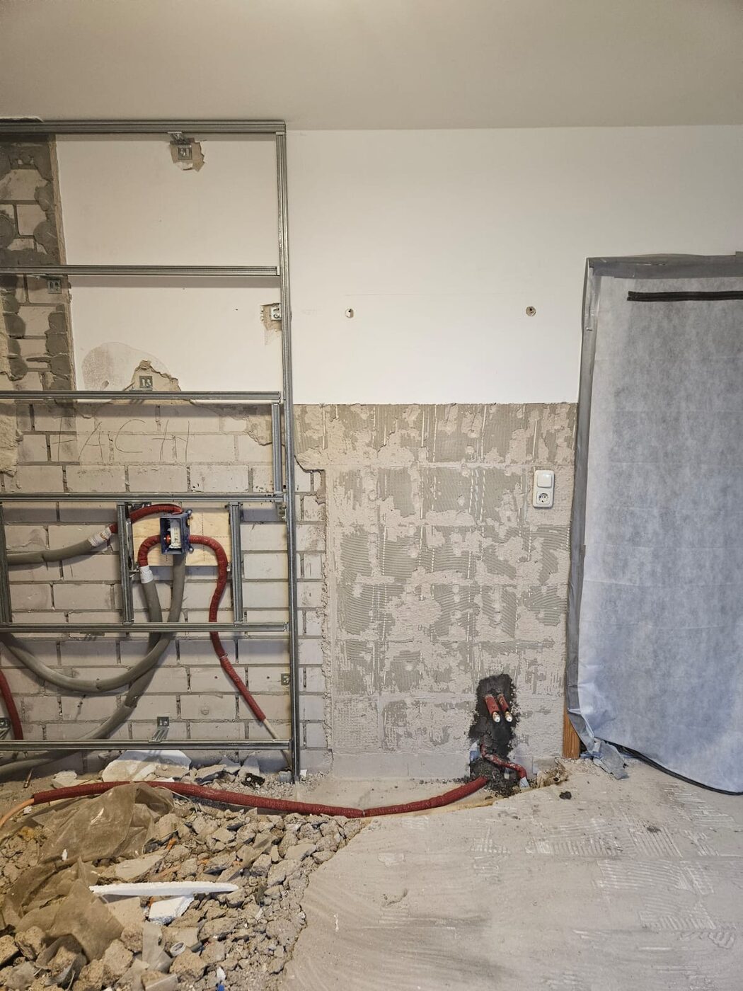 Neue Elektroinstallation mit Leerrohren und Anschlussdosen