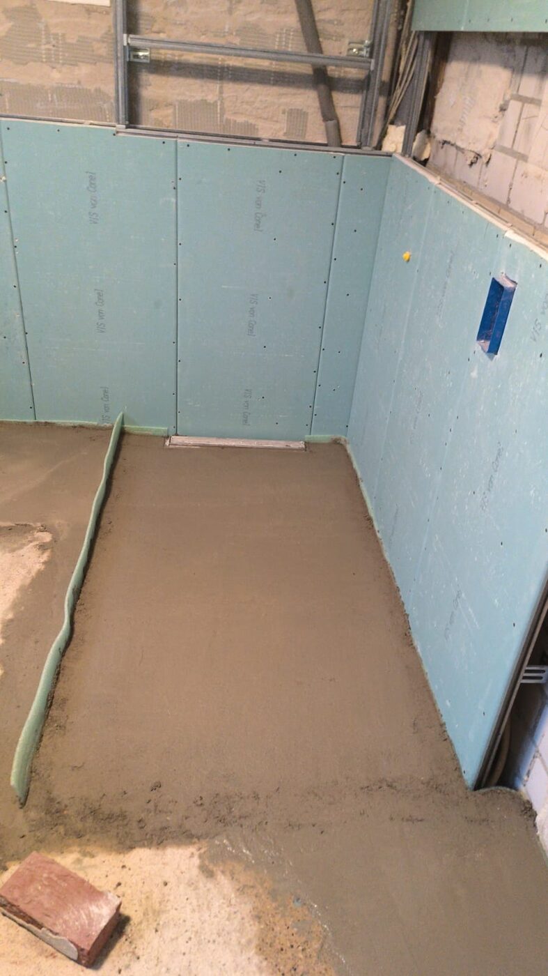 Frischer Estrich mit Gefälle im Duschbereich