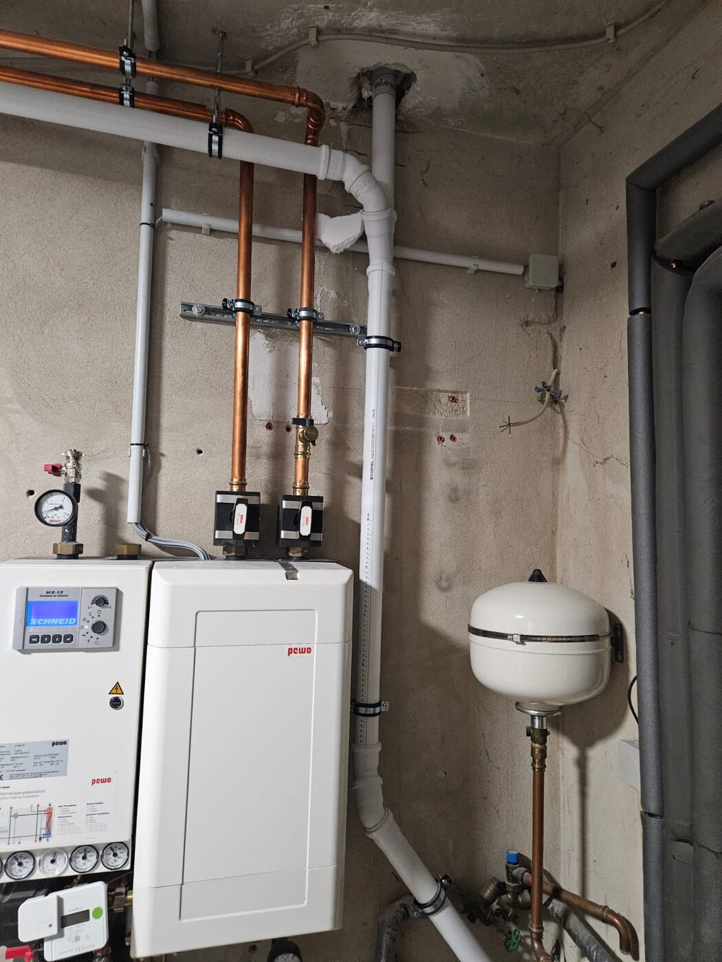 Neue Fernwärme-Übergabestation mit sauber verlegten Kupferleitungen