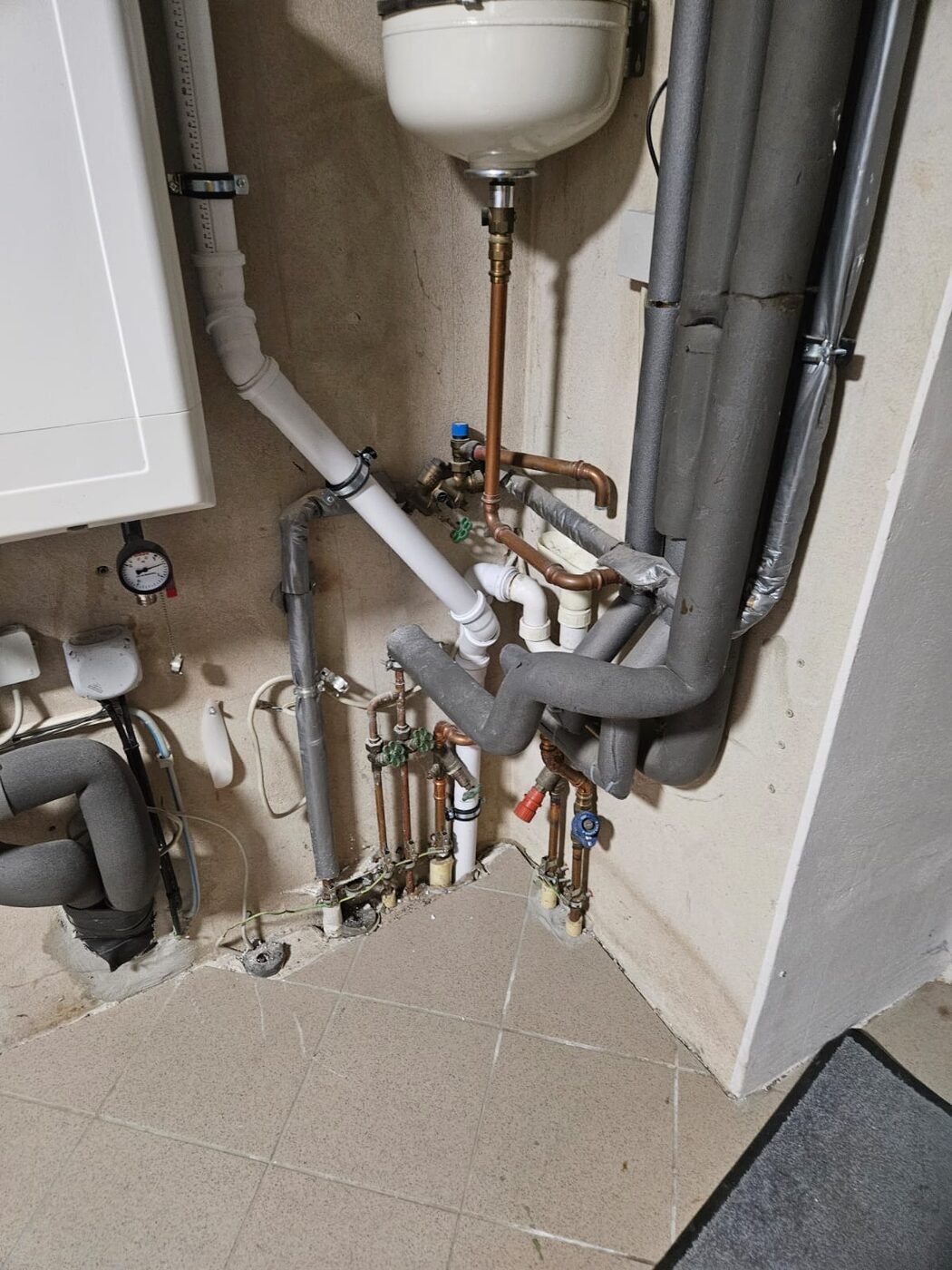 Alte Hausanschluss-Technik mit Boiler und gewachsenen Leitungen