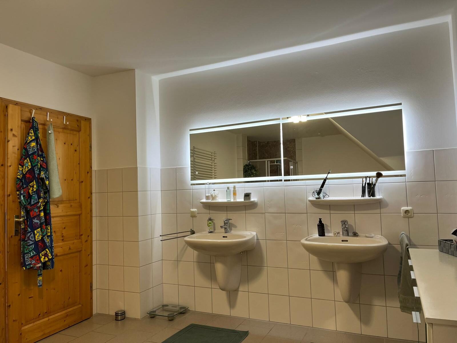 Zwei einzelne Handwaschbecken an gefliester Wand