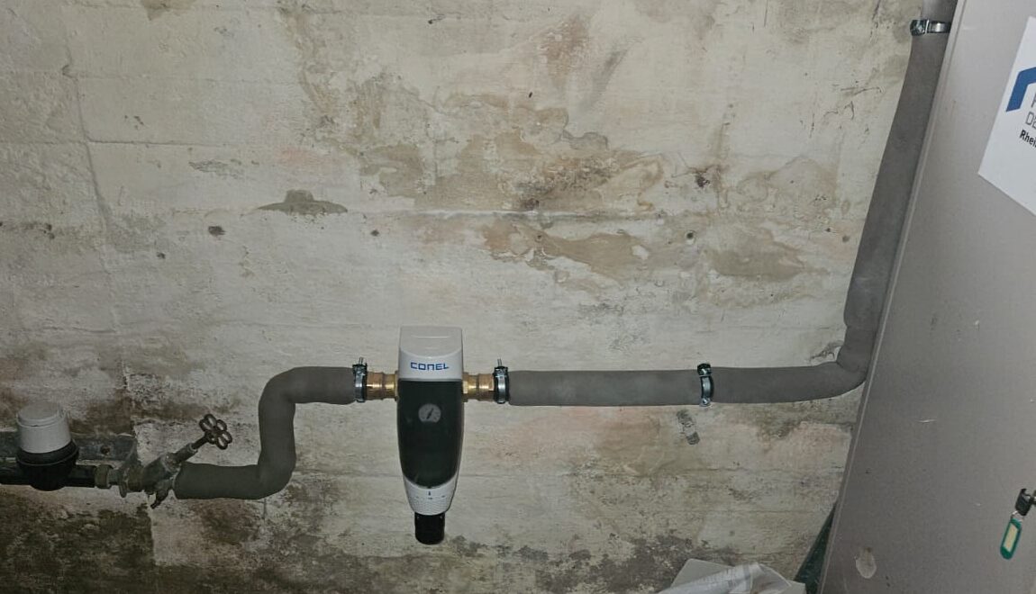 Neu installierter Conel-Kalkfilter hinter der Wasseruhr im Keller