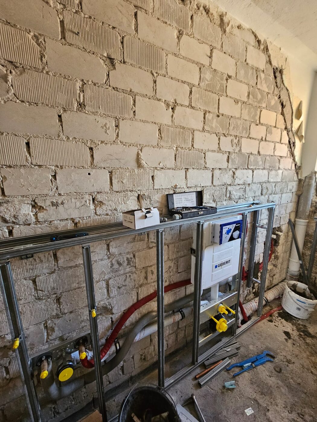 Rohinstallation mit Ständerwerk und Geberit-Vorwandelement