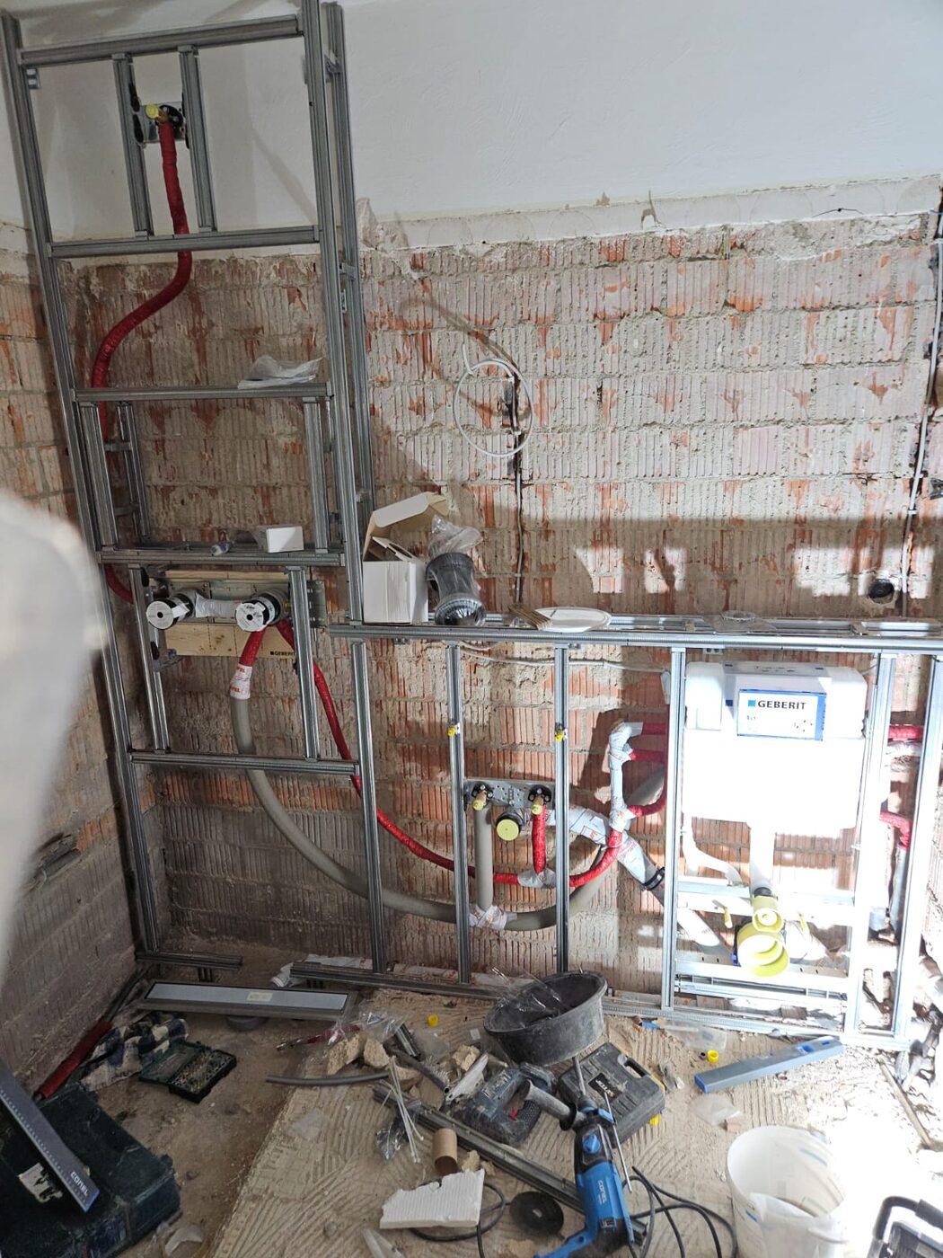 Rohinstallation mit Ständerwerk, neuen Leitungen und Geberit-Element