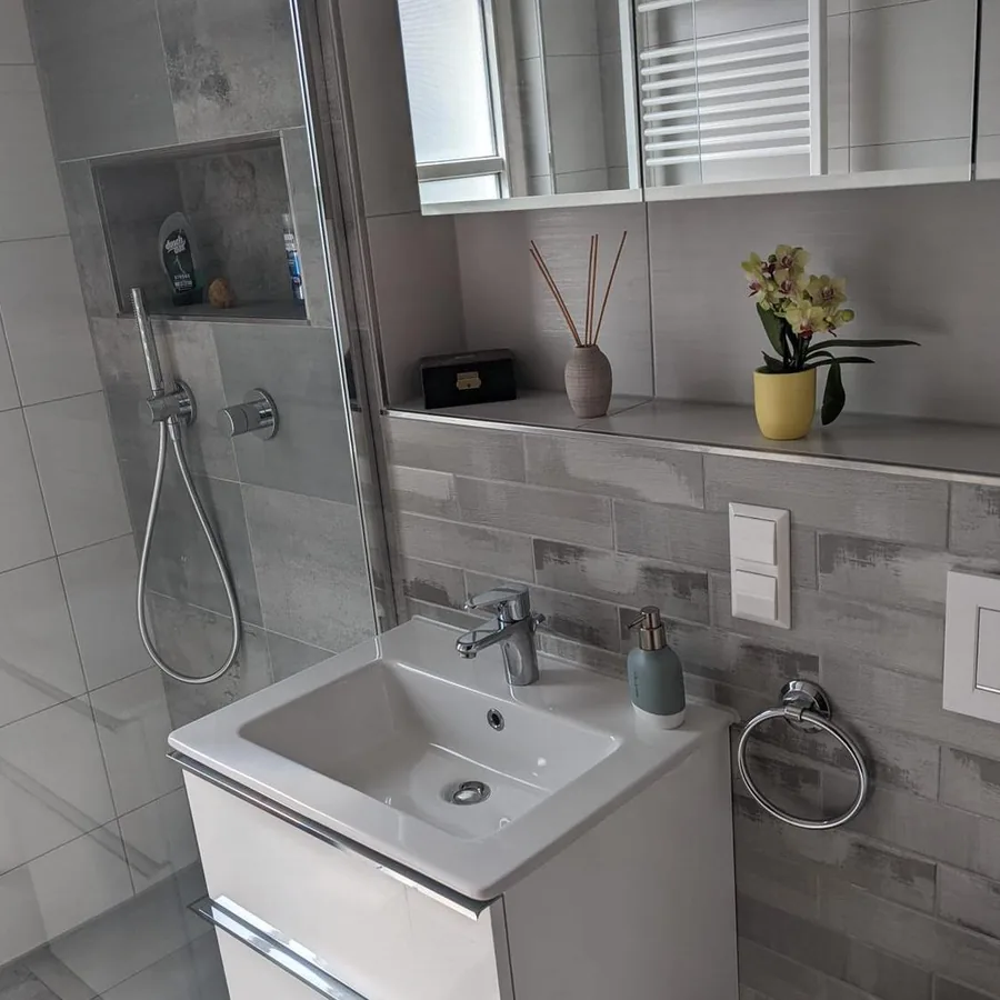 Modernes Bad mit bodengleicher Dusche nach der Sanierung