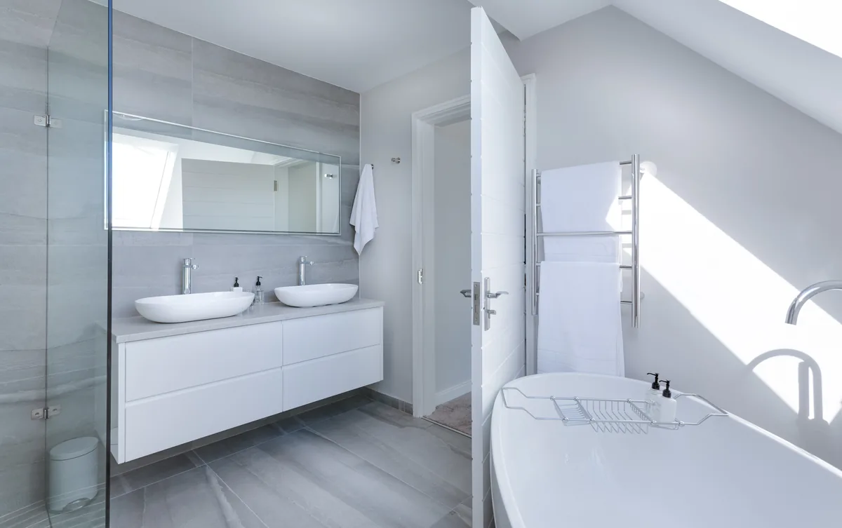 Badsanierung Hannover – modernes saniertes Badezimmer von Munzert Sanitär