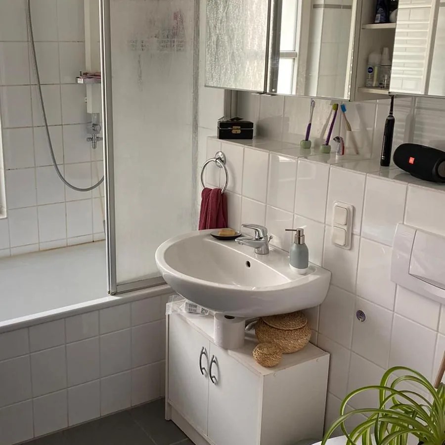 Badezimmer mit alter Badewanne vor dem Umbau